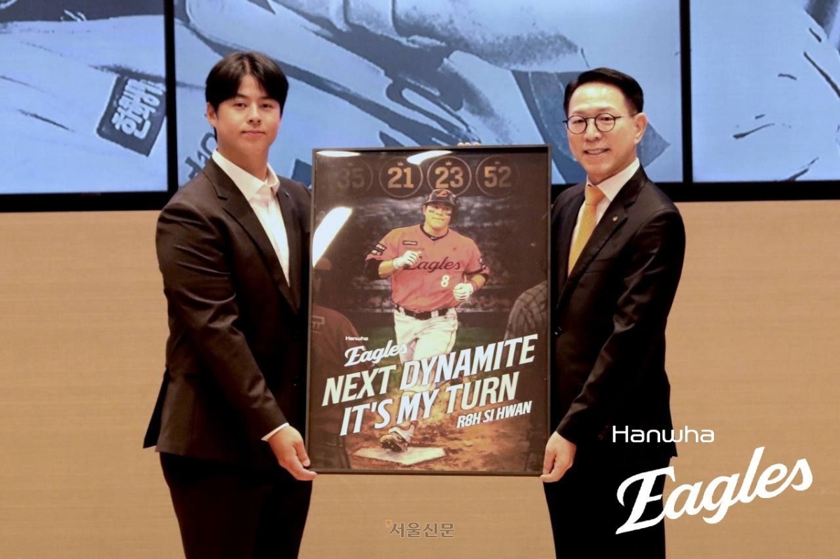 한화 이글스와 11년 총액 307억원에 계약한 노시환(왼쪽)이 박종태 한화 구단 대표와 기념 촬영하고 있다. 2026.2.23 한화 이글스 제공