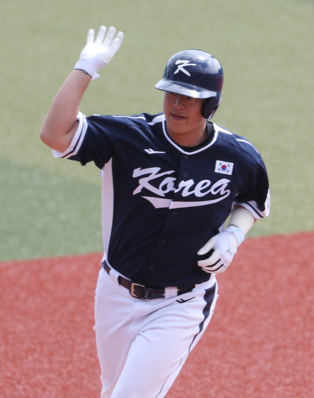 노시환이 23일 일본 오키나와현 가데나의 가데나 구장에서 열린 2026 월드 베이스볼 클래식(WBC) 대한민국 야구대표팀과 한화의 연습경기에서 2회초 2점 홈런을 날린 뒤 세리머니를 하고 있다. 2026.2.23 가데나 연합뉴스