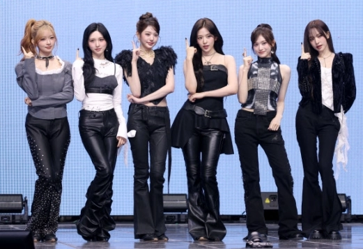 그룹 아이브(IVE)가 23일 서울 광진구 예스24라이브홀에서 열린 두 번째 정규앨범 ‘리바이브 플러스’(REVIVE+) 언론 공개회에서 포즈를 취하고 있다. 2026.2.23 <br>연합뉴스