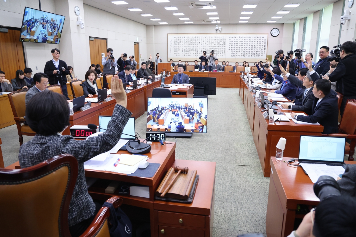 23일 서울 여의도 국회에서 열린 법제사법위원회 전체회의에서 의원들이 거수 표결을 하고 있다. 2026.2.23. 뉴스1