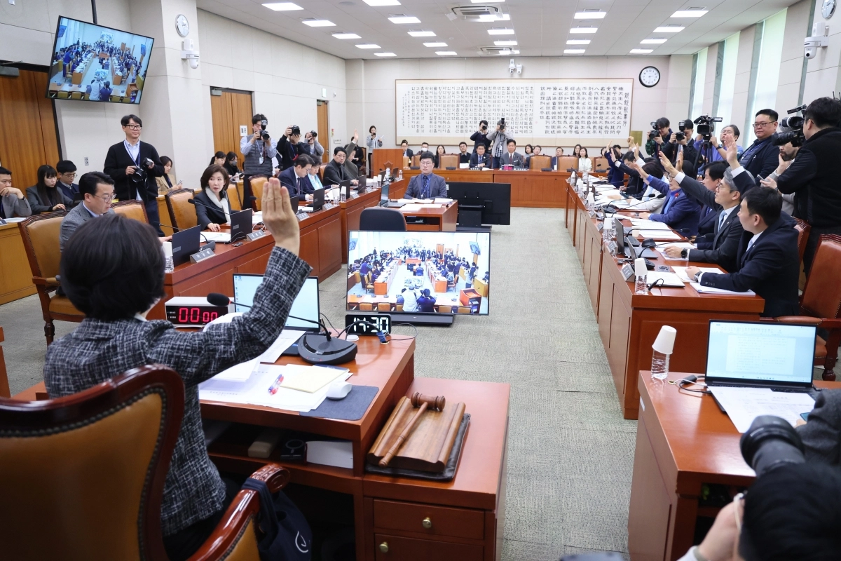 23일 서울 여의도 국회에서 열린 법제사법위원회 전체회의에서 의원들이 거수 표결을 하고 있다. 2026.2.23. 뉴스1