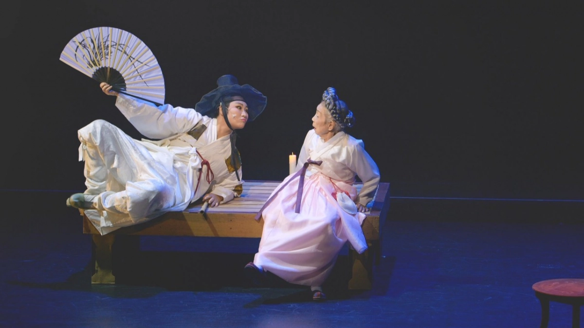 두산아트센터가 젊은 공연예술가들을 지원하기 위해 만든 ‘두산아트랩’이 3월 매주 새로운 작품으로 관객을 만난다. ﻿사진은 3세대 여성국극인 황지영과 1세대 여성국극인 조영숙 등을 조명한 영화 ‘여성국극 끊어질듯 이어지고 사라질듯 영원하다’(2025)의 한 장면.  시네마달 제공