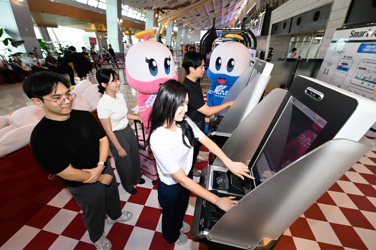 비행기 탑승자가 손바닥 정맥 정보를 등록하는 바이오패스를 이용하고 있다. 한국공항공사 제공