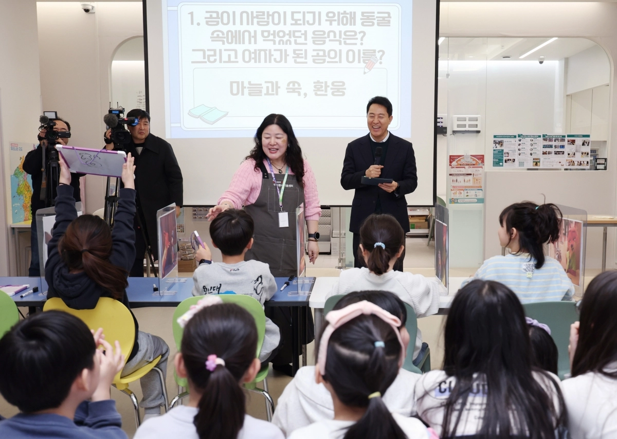 오세훈 서울시장이 23일 서울 동작구 우리동네키움센터 동작13호점에서 아이들과 ‘독서 골든벨’을 하고 있다. 뉴시스