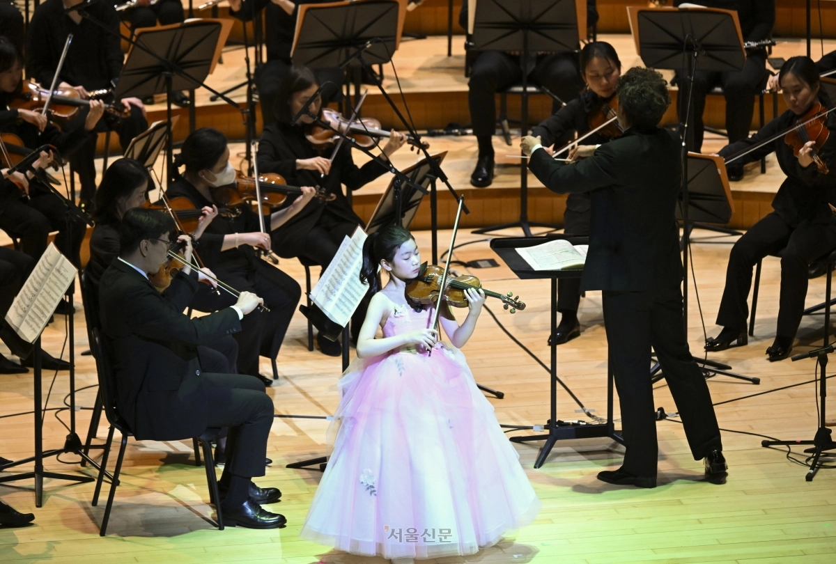 바이올리니스트 김연아가 23일 서울 송파구 롯데콘서트홀에서 열린 서울신문 주최 ‘2026 봄날음악회’에서 군포프라임필하모닉오케스트라와 함께 차이콥스키의 ‘바이올린 협주곡’을 연주하고 있다. 이지훈 기자