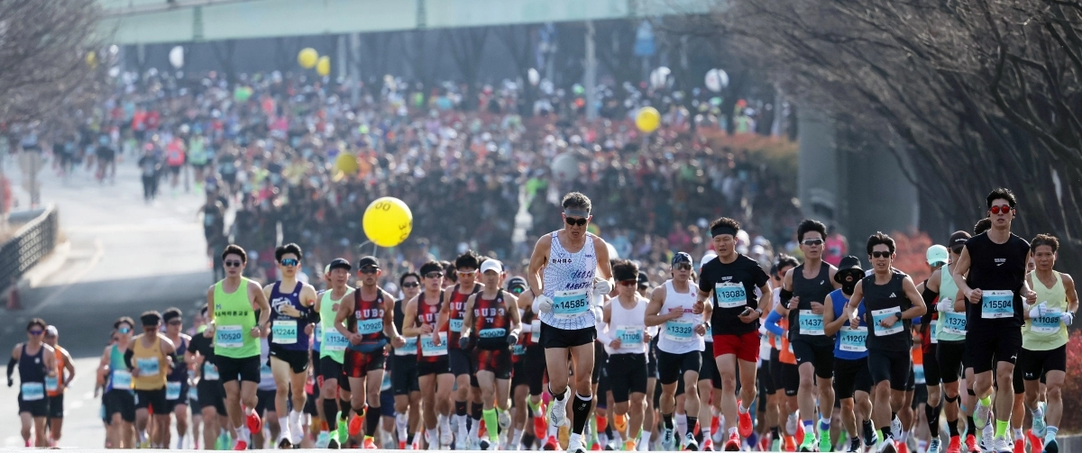엘리트 선수를 포함해 4만명이 넘는 시민들이 지난 22일 대구 수성구 대구스타디움 일대에서 열린 ‘2026 대구국제마라톤’에서 힘차게 달리고 있다. 역대 최다 인원이 몰린 올해 대회에는 2만명 정도가 풀코스(42.195㎞) 부문을 선택했다. 하지만 이 가운데 10%가량은 완주하지 못했다. 전문가들은 초보 러너는 기록보다는 완주 자체를 목표로 달려야 한다고 조언한다. 대구 연합뉴스
