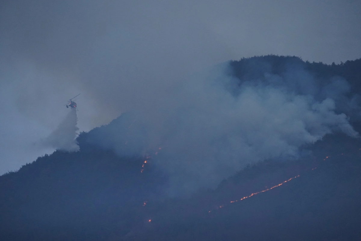 24일 오전 경남 밀양시 삼랑진읍 산불현장에 산불진화헬기가 투입돼 진화작업을 실시하고 있다. 산림청 제공. 2026.2.24