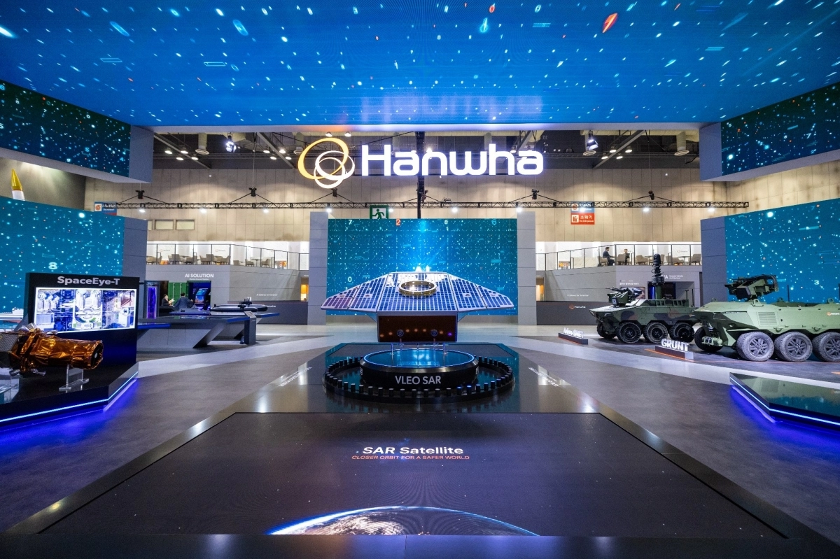 지난해 10월 일산 킨텍스에서 열린 ‘ADEX 2025’ 한화 부스 내 한화시스템의 VLEO UHR SAR 위성 목업. 한화시스템 제공
