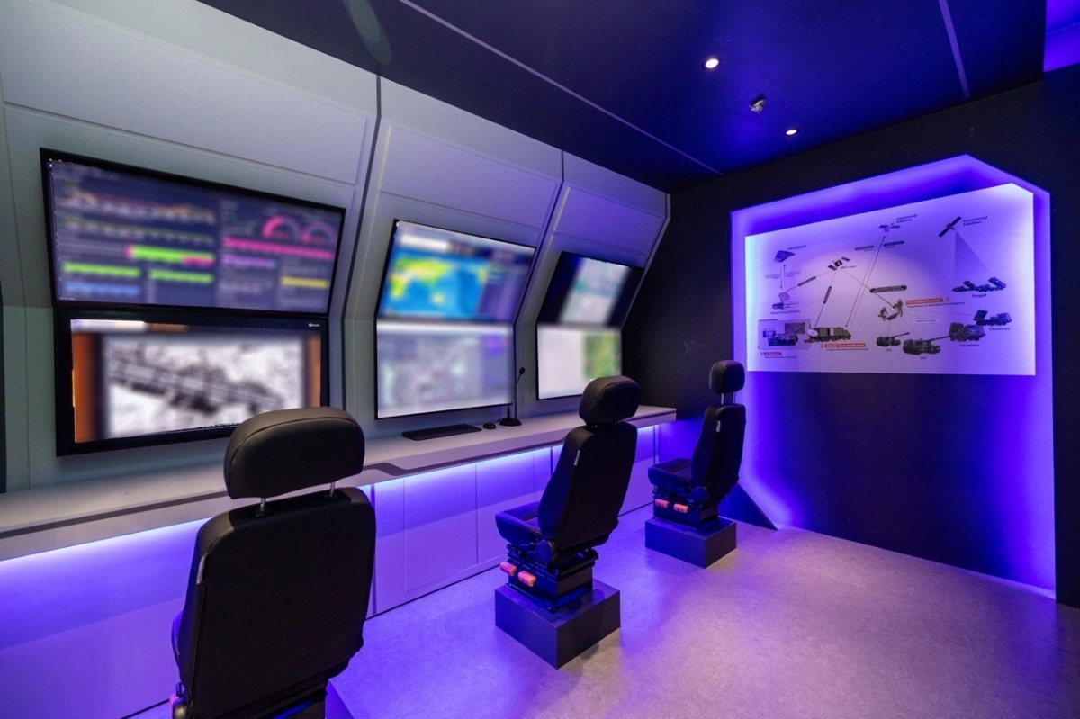 지난해 10월 일산 킨텍스에서 열린 ‘ADEX 2025’ 한화 부스에서 선보인 한화시스템의 AI 위성영상분석 솔루션이 탑재된 ‘이동형 지상국’. 한화시스템 제공