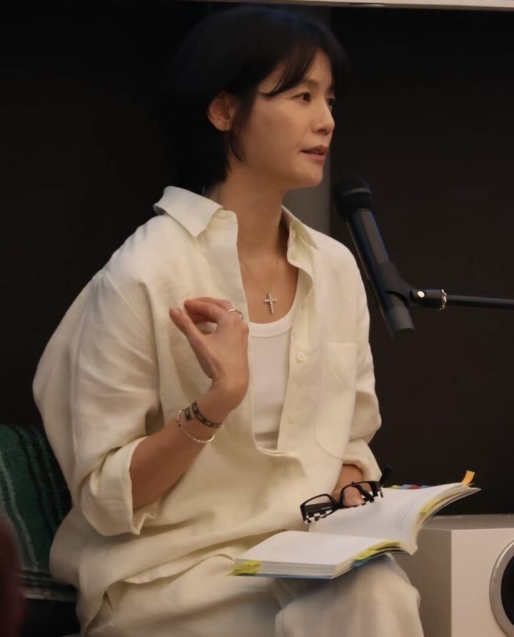 배우 김지호가 공공 도서관에서 빌린 책에 밑줄을 긋고 그 모습을 찍은 사진을 소셜미디어에 인증했다가 비판이 나오자 사과했다. 김지호 인스타그램 캡처