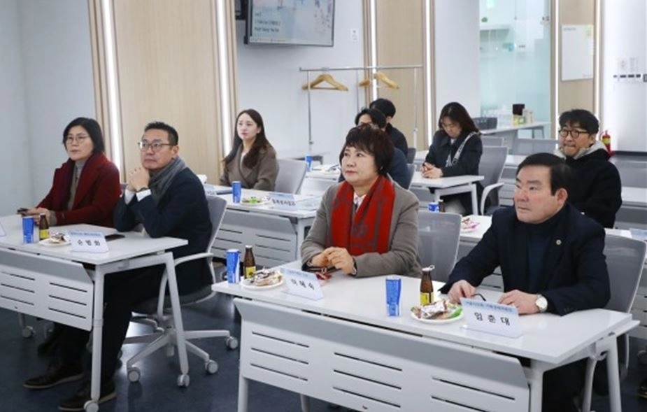 문정역 스포츠가든 조성공사 현장을 방문해 추진 상황에 대해 설명 듣는 임춘대 위원장