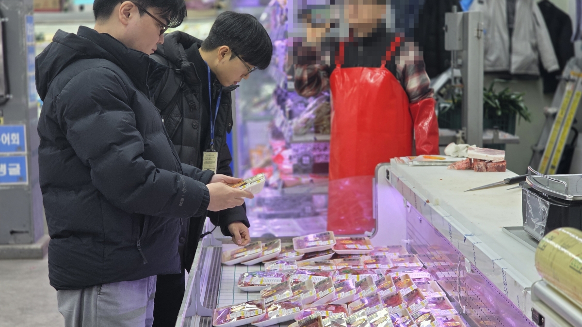 국립농산물품질관리원  감시원이 설 명절 기간 마트에서 원산지 표시 위반 여부를 점검하고 있다. 국립농산물품질관리원
