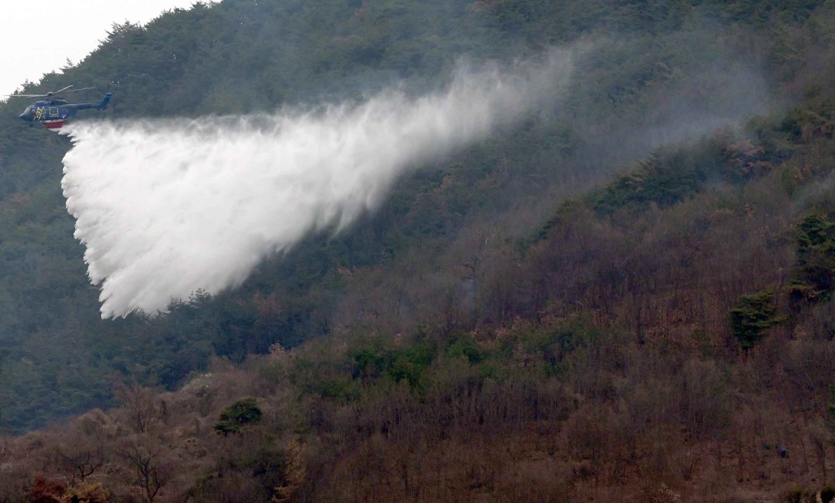 산불 진화 헬기가 24일 오전 경남 밀양시 삼랑진읍에서 산불 진화 작업을 하고 있다. 2026.2.24. 연합뉴스
