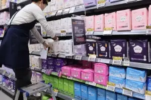 다이소 ‘100원 생리대’ 내놓는다…10개 1천원 소포장 판매