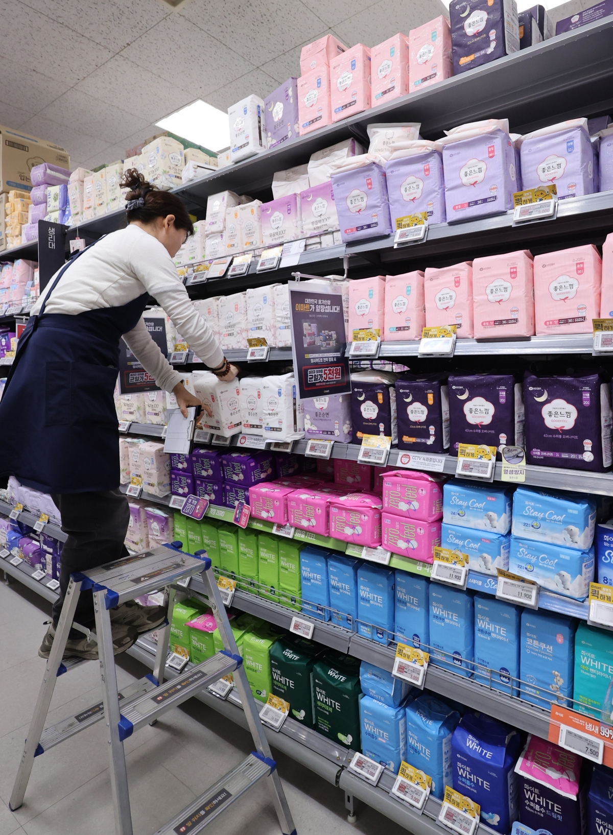 19일 서울 이마트 용산점에서 직원이 여성용품을 진열하고 있다. 2026.2.19/뉴스1
