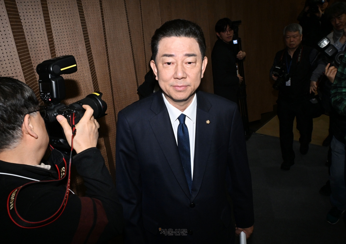 더불어민주당 김병기 의원이 지난달 19일 서울 여의도 국회 소통관에서 윤리심판원의 제명 처분 결정 등 그간의 심경에 관한 입장을 밝히고 차량에 탑승하고 있다.2026.1.19. 안주영 전문기자