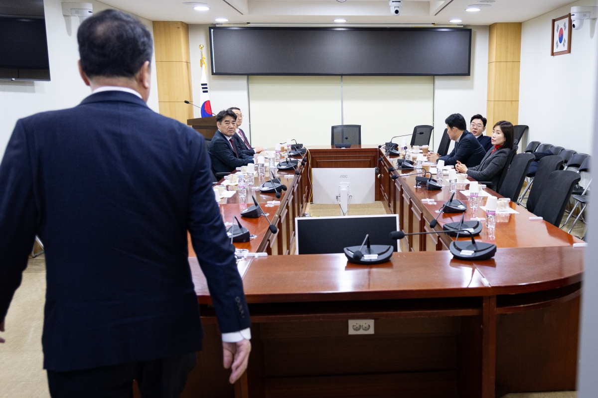 국민의힘 소장파 의원 모임인 ‘대안과미래’ 의원들이 24일 국회 의원회관에서 열린 정기 조찬모임에서 대화를 나누고 있다. 뉴스1