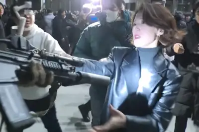 계엄군 총부리 잡은 안귀령, 고발당했다… 전한길 “총기 탈취 시도” 주장