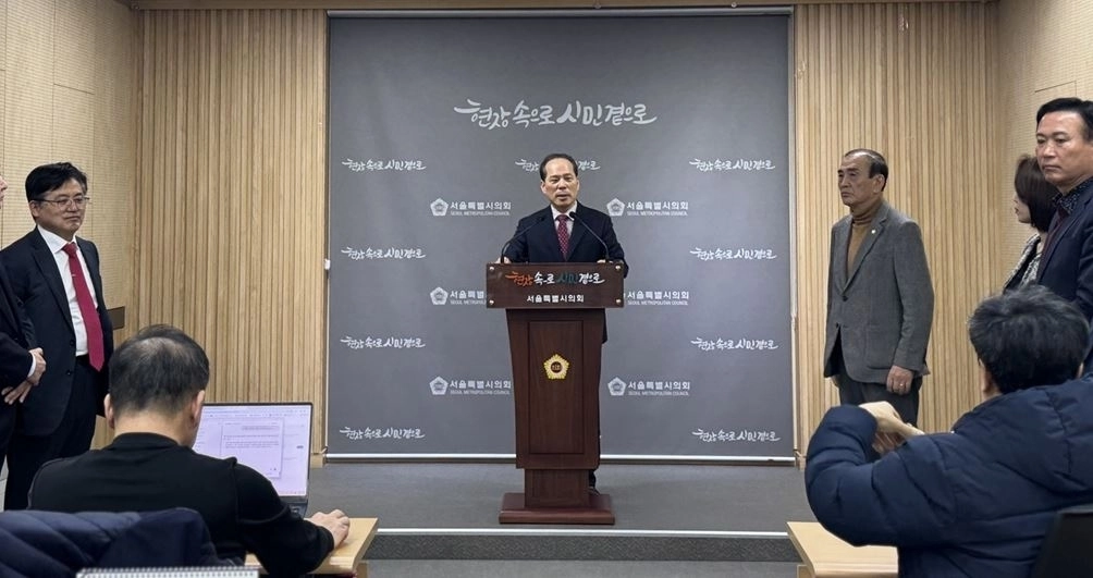 소영철의원이 기자회견에서 발언하고 있다.