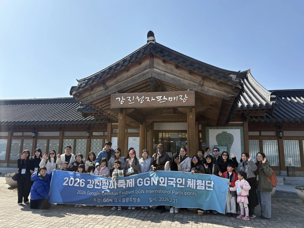 지난 21일 강진청자축제 개막식에 맞춰 축제장을 찾은 외국인 체험단이 강진청자축제장 일원에서 기념 촬영을 하고 있다.