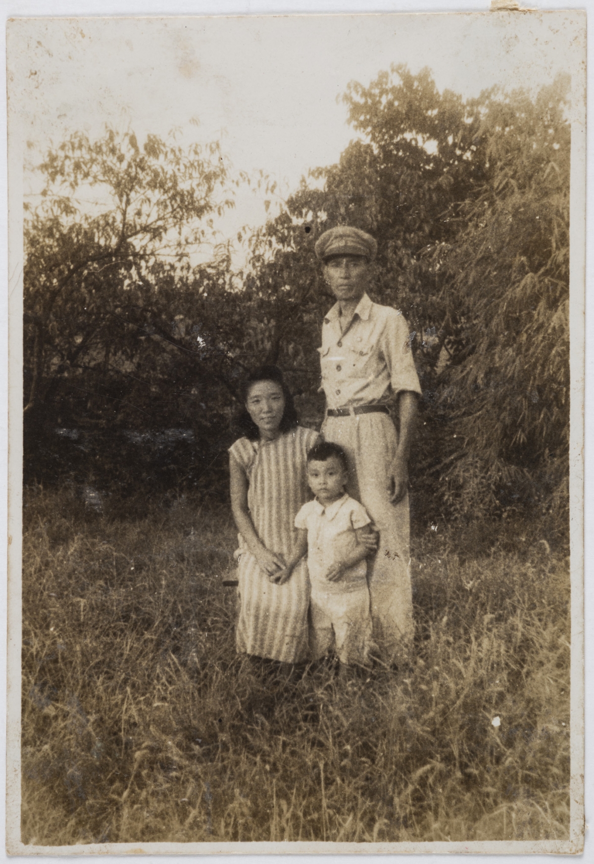 이종희와 부인 송다녀, 아들 이병태가 함께 촬영한 가족사진으로 1940년대 초반 촬영된 것으로 추정된다. 독립기념관 제공