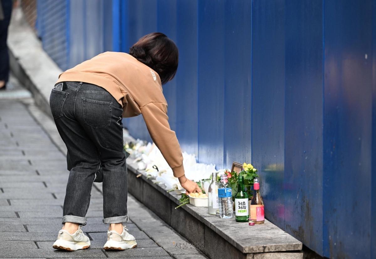 이태원 참사 현장에서 한 시민이 희생자들을 애도하는 모습. 도준석 전문기자