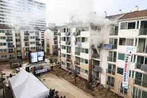 실물화재 실험…연기 뿜어져 나오는 아파트