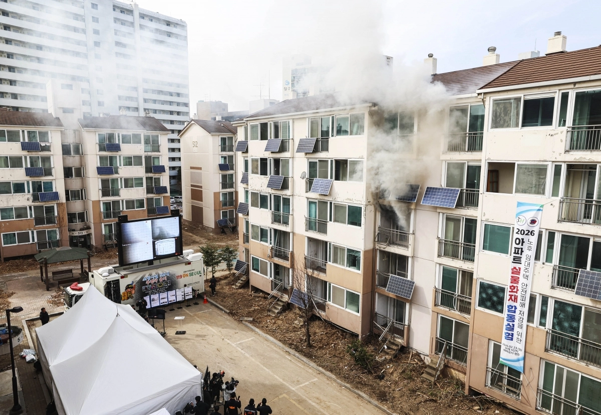 서울소방재난본부와 서울주택도시개발공사(SH)가 지난 23일 서울 노원구 하계5단지에서 제2차 아파트 실물화재 실험을 진행하고 있다. 2026.2.24 홍윤기 기자
