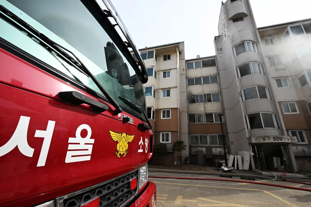 서울소방재난본부와 서울주택도시개발공사(SH)가 지난 23일 서울 노원구 하계5단지에서 제2차 아파트 실물화재 실험을 진행하고 있다. 2026.2.24 홍윤기 기자
