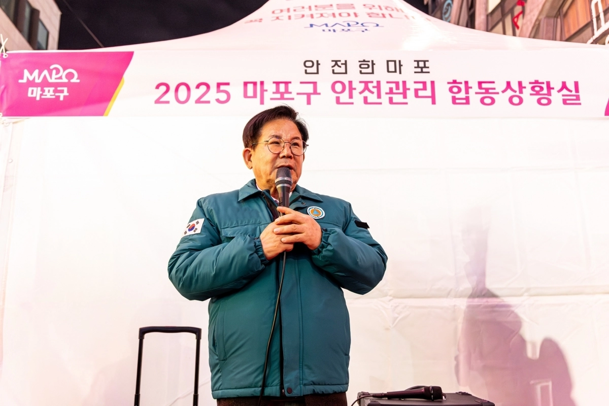 박강수 서울 마포구청장이 지난해 안전관리 점검 현장에서 직원들에게 철저한 안전 점검을 당부하고 있다. 마포구 제공