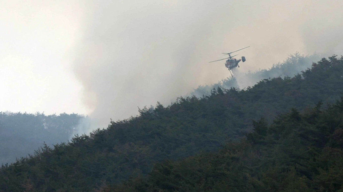 산불 진화 헬기가 24일 오전 경남 밀양시 삼랑진읍에서 산불 진화 작업을 하고 있다. 2026.2.24. 연합뉴스