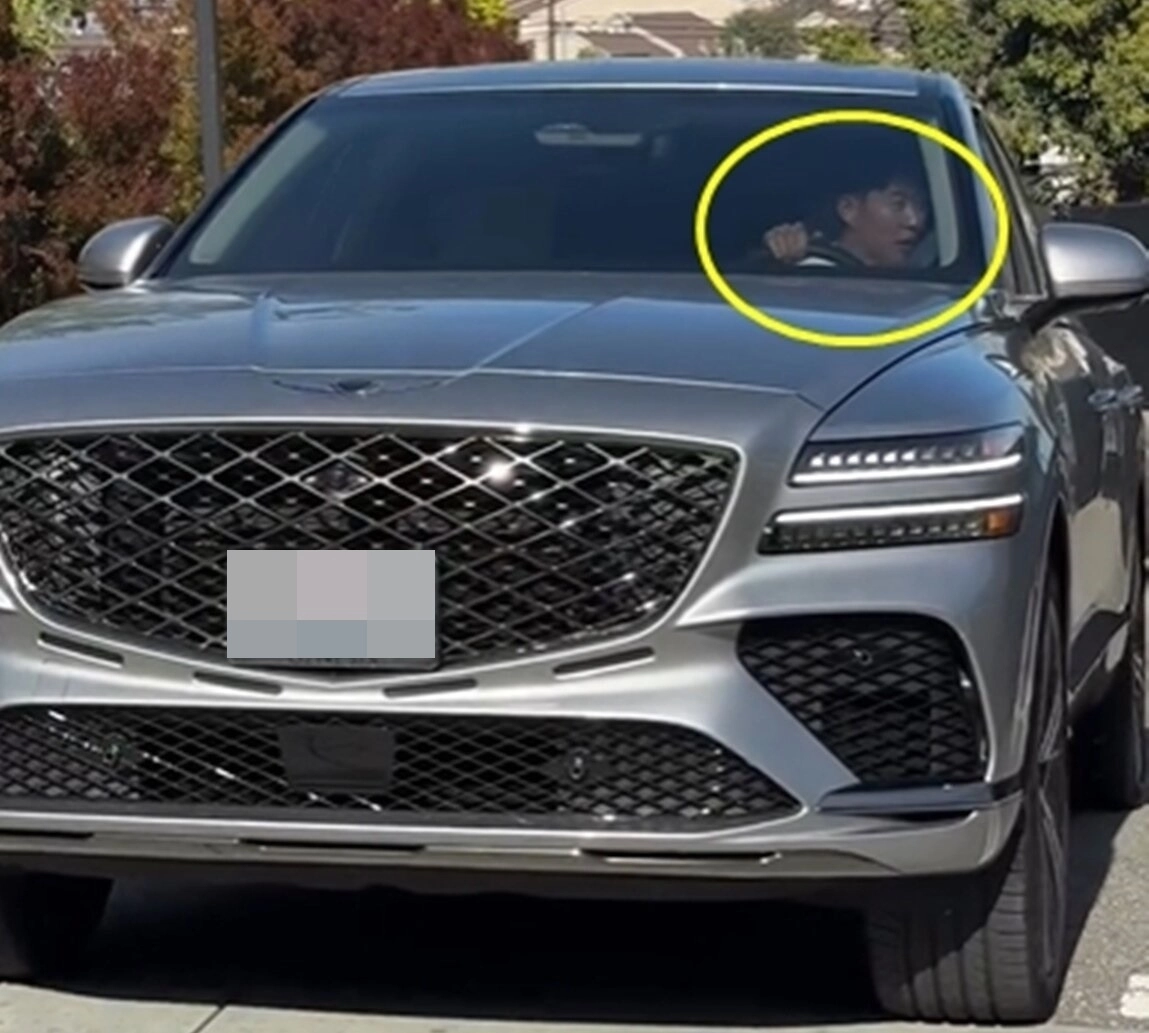 미국 프로축구 메이저리그사커(MLS) 로스앤젤레스(LA)FC에서 활약하고 있는 손흥민이 제네시스 GV80 쿠페를 직접 운전하며 팬들을 향해 인사하고 있다. 온라인 커뮤니티 ‘에펨코리아’ 캡처