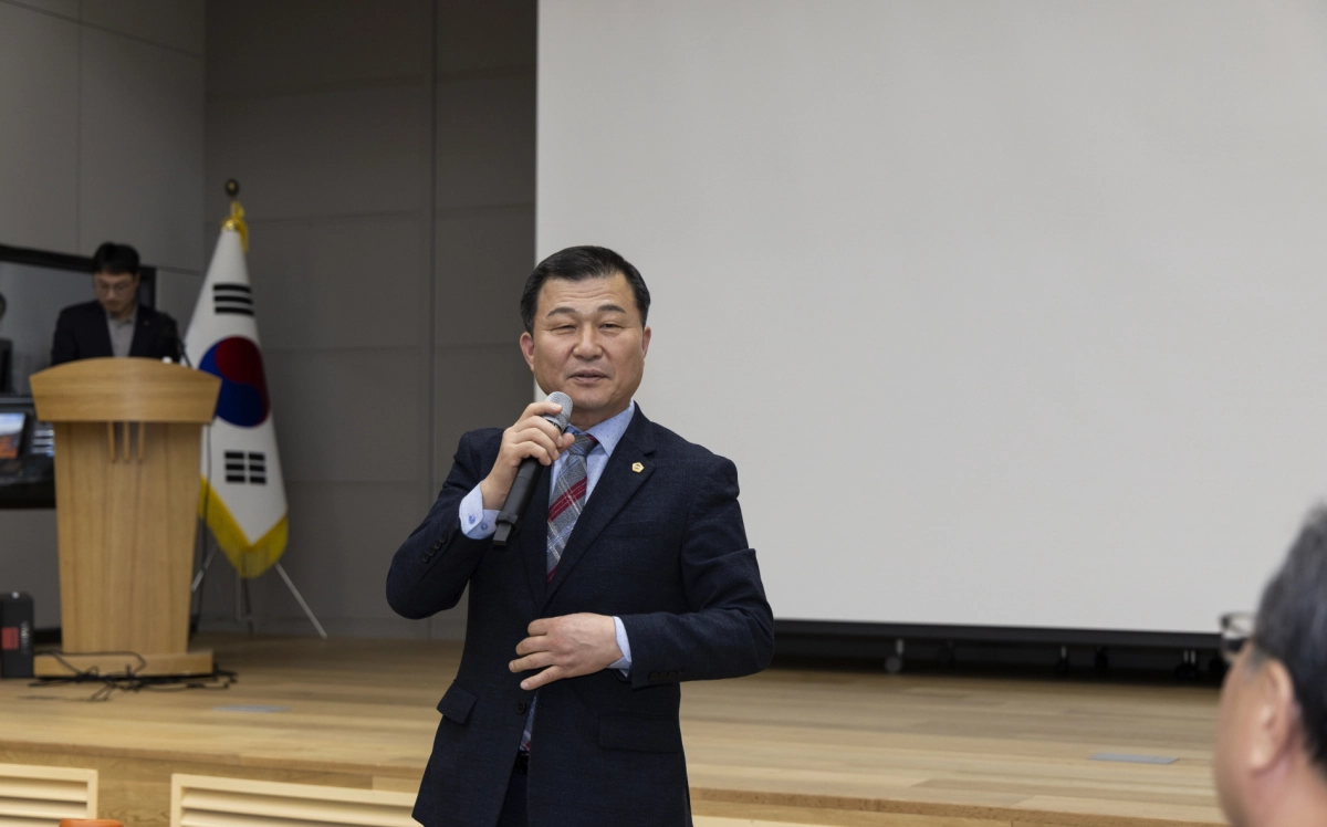 한원찬 의원 23일 경기신용보증재단 본점 강당에서 열린 ‘2026년 상반기 타운홀미팅’에 참석해 인사말을 하고 있다.(사진=경기도의회)