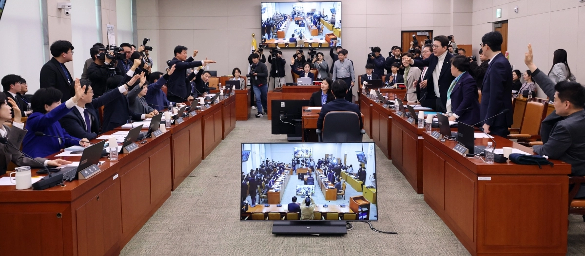 국민의힘 의원들이 24일 국회에서 열린 법제사법위원회 전체회의에서 전남·광주 통합특별시 설치를 위한 특별법안에 대한 거수 표결에 항의하고 있다. 연합뉴스