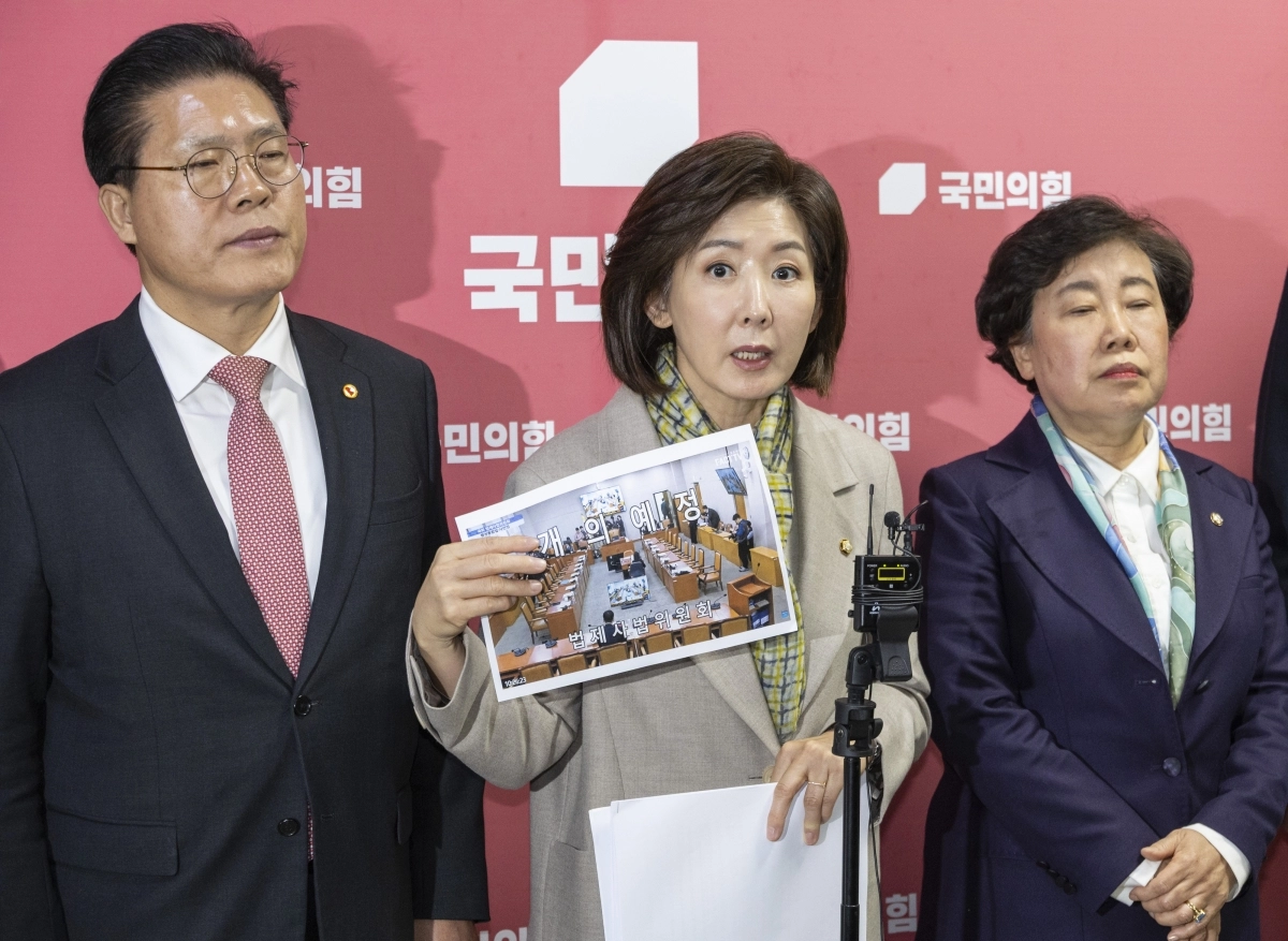 국회 법제사법위원회 소속 나경원(가운데) 의원을 비롯한 국민의힘 법사위원들이 24일 국회에서 이날 오전 개의 예정인 법사위 전체회의가 지연되고 있는 것에 대한 항의 회견을 하고 있다. 2026.2.24 연합뉴스