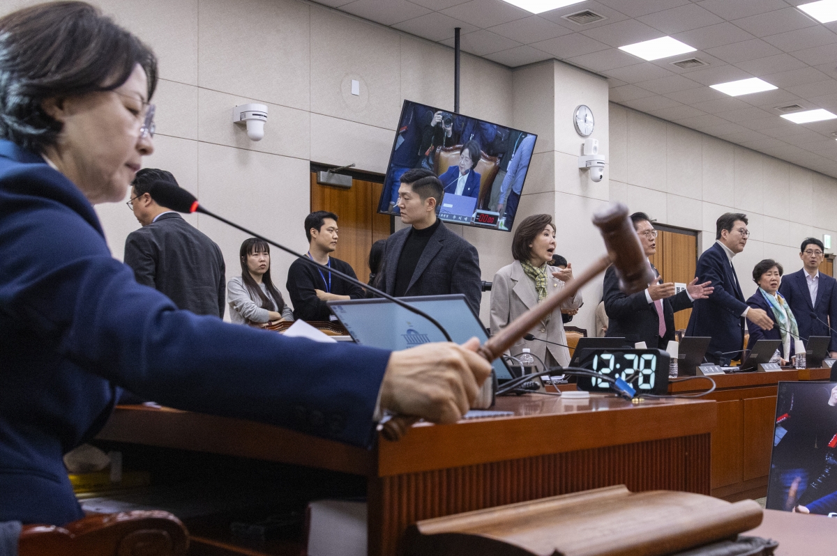 추미애 국회 법제사법위원장이 24일 국회에서 열린 법사위 전체회의에서 ‘전남광주 통합법’을 여당 주도로 처리한 뒤 의사봉을 두드려 선포하고 있다. 나경원 의원 등 국민의힘 법사위원들은 고성으로 항의하며 거수 표결에 참여하지 않았다. 2026.2.24 연합뉴스