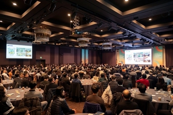 [사진: 지난 13일 서울 아모리스 역삼에서 열린 ‘KMA 리더스포럼’ 현장. 500여 명의 회원사 임직원이 참석해 GS의 디지털 혁신 사례에 귀를 기울이고 있다.(사진=한국능률협회)]
