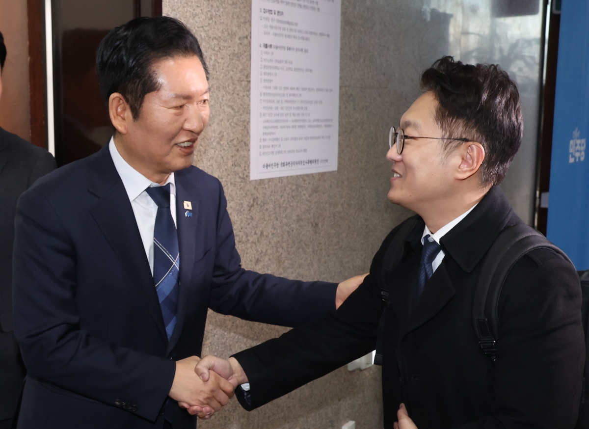 청래 더불어민주당 대표가 24일 국회에서 김남준 전 청와대 대변인과 면담을 마치고 악수를 하고 있다. 2026.02.24. 뉴시스