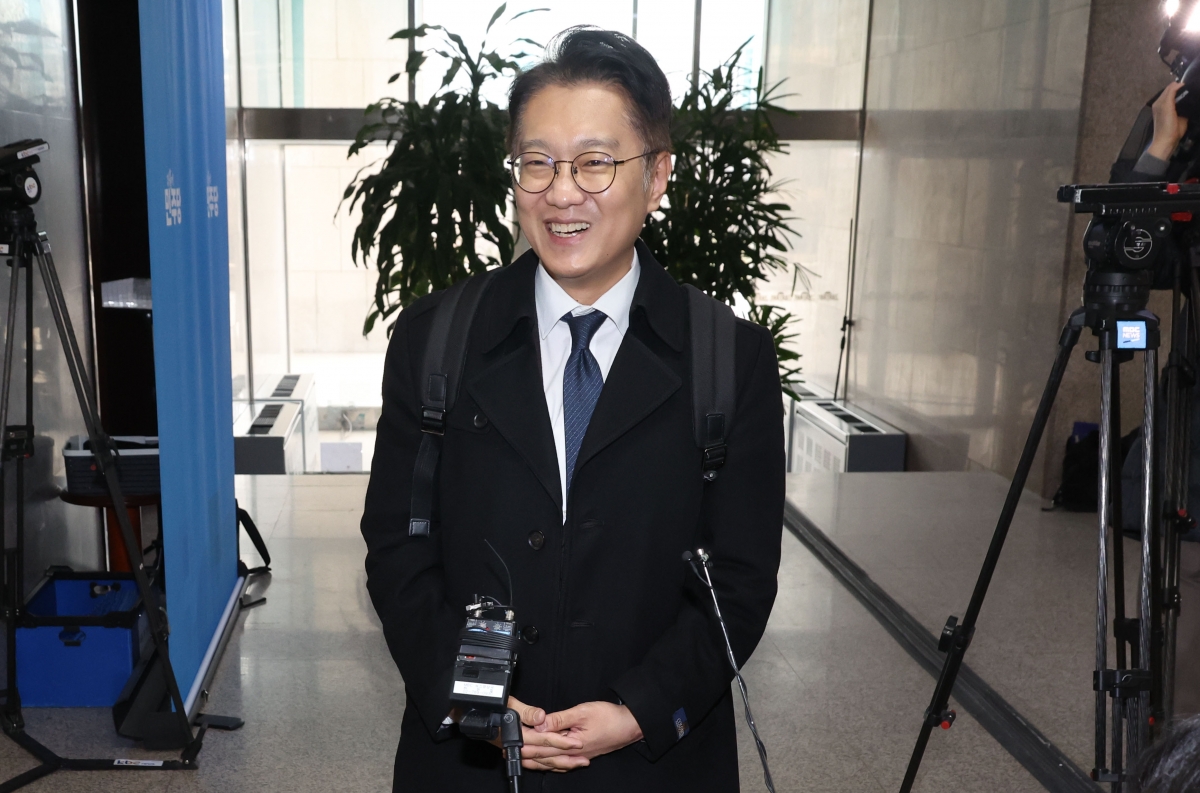 김남준 전 청와대 대변인이 24일 국회에서 정청래 더불어민주당 대표와 면담을 마치고 취재진의 질문에 답변하고 있다. 2026.02.24. 뉴시스