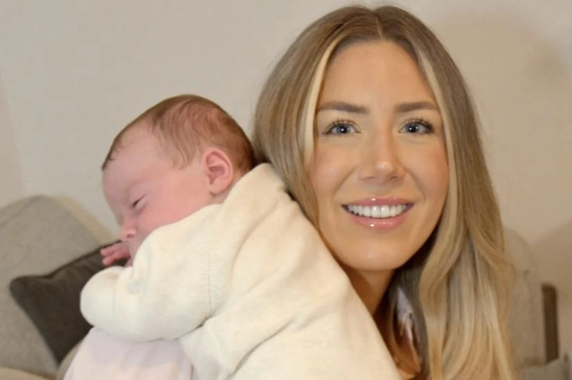 사망한 기증자의 자궁을 이식받아 아들 휴고를 출산한 영국 여성 그레이스 벨. 외신 캡처