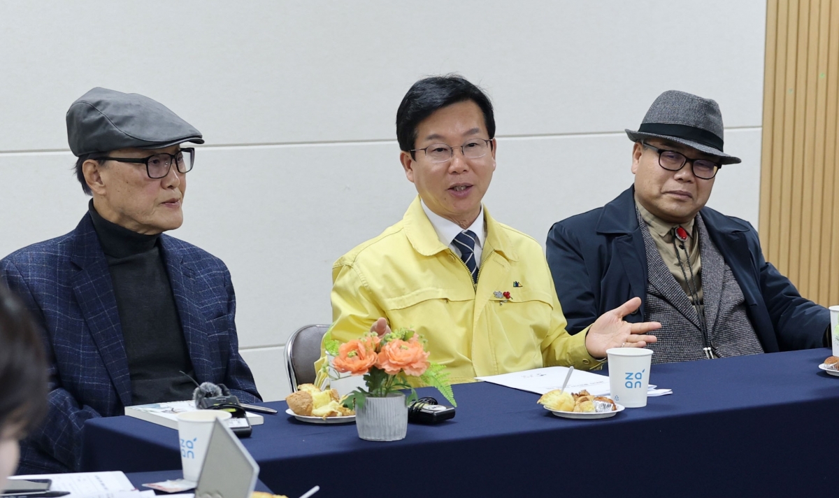 박병규 광주 광산구청장이 24일 구청 3층 중회의실에서 간담회를 열고 ‘장기기증자·유가족 종합 지원 체계 구축 방안’에 대해 설명하고 있다. 광주광역시 광산구 제공