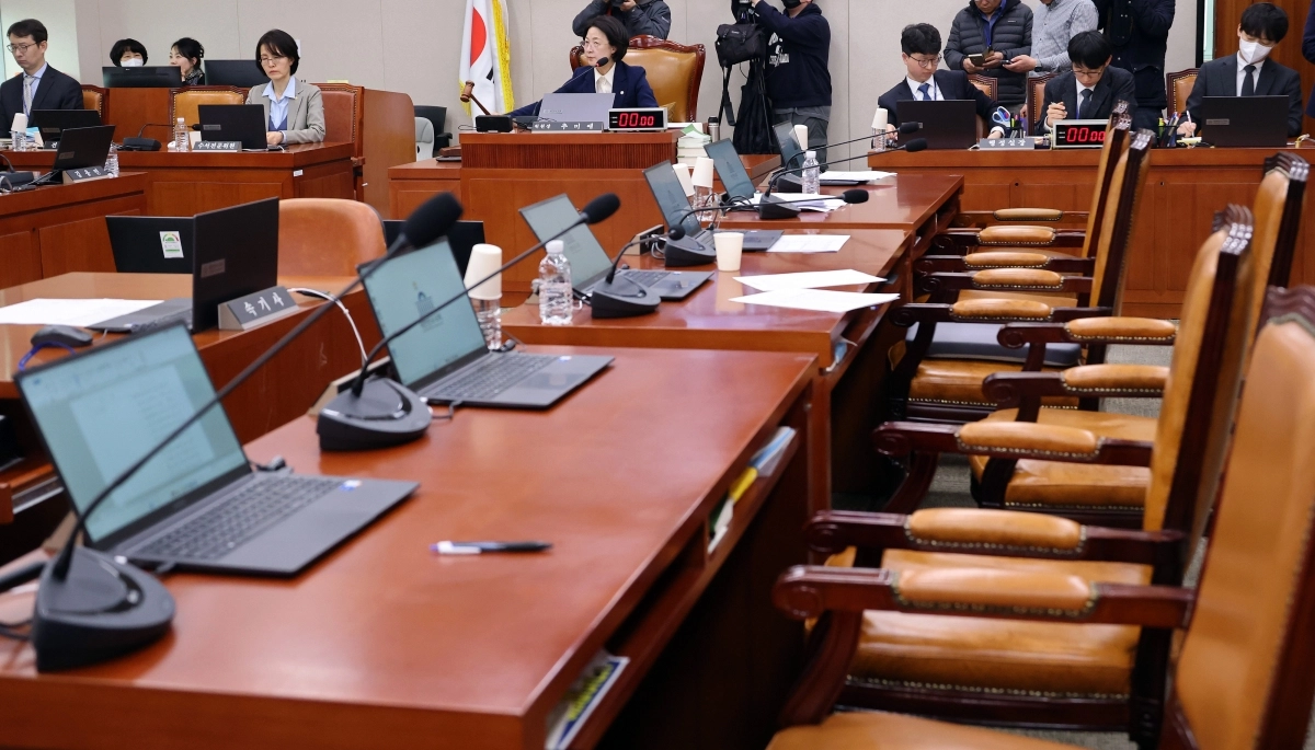 24일 국회에서 열린 법제사법위원회 전체회의에서 국민의힘 의원들이 전남·광주 통합특별시 설치를 위한 특별법안이 통과에 항의하며 퇴장해 빈자리가 보이고 있다. 2026.2.24. 연합뉴스