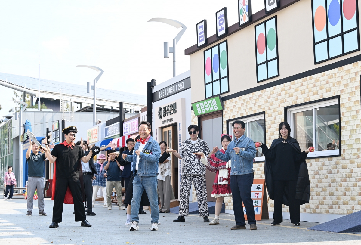 광주 동구 ‘축억의 충장축제’가 대한민국축제콘텐츠 대상에서 10년 연속 수상하는 쾌거를 이뤘다. 광주광역시 동구 제공
