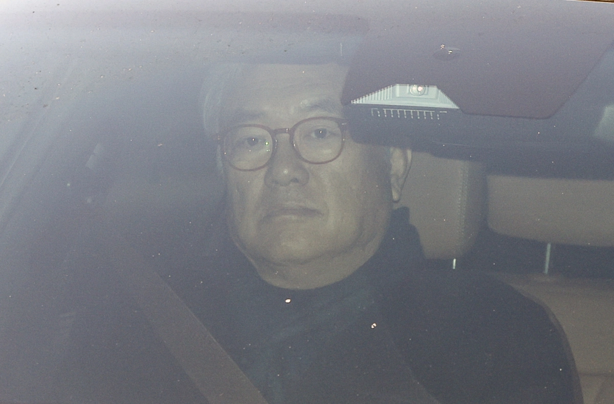 윤석열 전 대통령 파면 직후 용산 대통령실 컴퓨터 초기화를 지시한 의혹을 받는 정진석 전 대통령실 비서실장이 피의자 신분 조사를 받으려 지난 8일 오전 서울 종로구 경찰청 3대 특검 특별수사본부로 출석하고 있다. 뉴스1