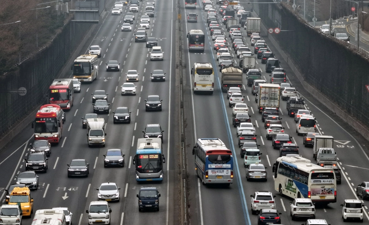 13일 서울 서초구 반포IC 인근 경부고속도로 차량 통행이 정체되고 있다. 2026.2.13. 연합뉴스