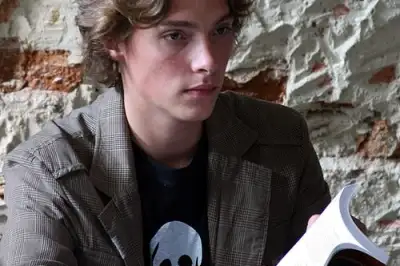 군입대한 우크라 시인 “전쟁 범죄 4년차, 미친곰은 목표 못이뤄”