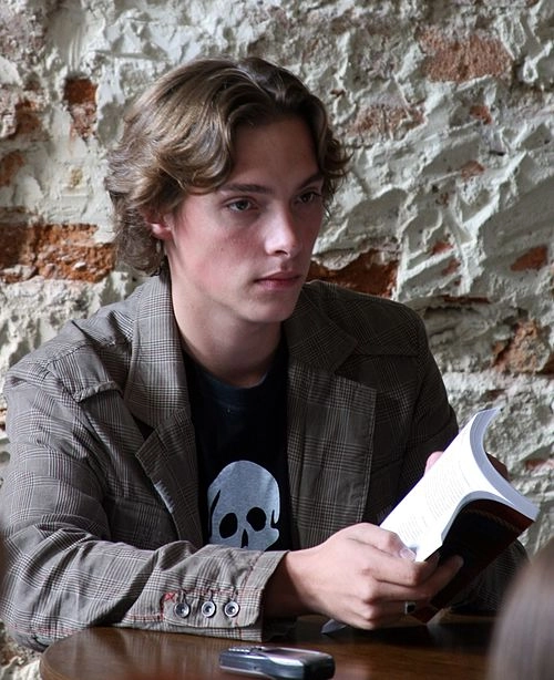 thumbnail - 군입대한 우크라 시인 “전쟁 범죄 4년차, 미친곰은 목표 못이뤄”