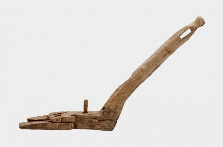 몽촌토성서 출토된 ‘눕쟁기’의 복원 모습. 문화유산보존과학센터가 최근 보존처리를 완료했다. 국가유산청 제공