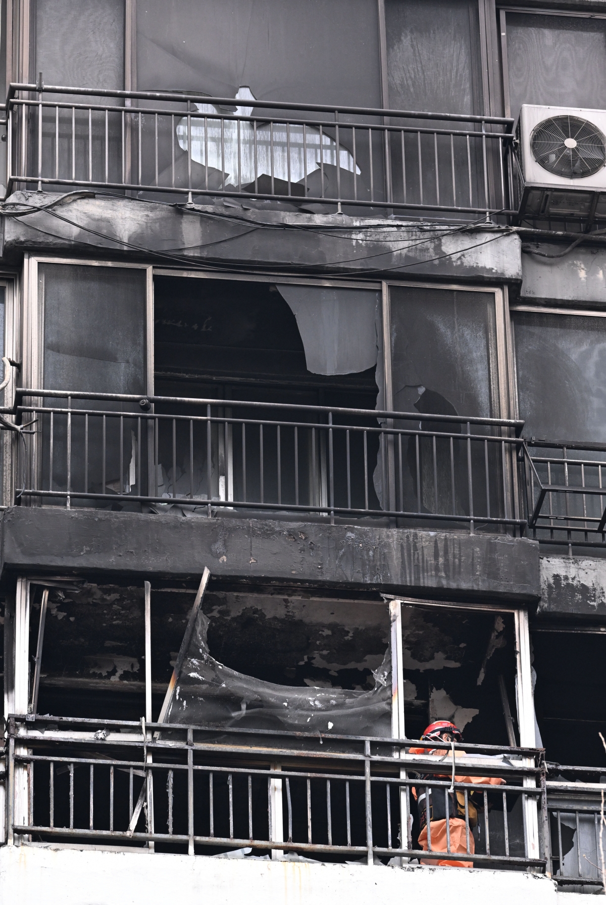 소방관계자가 24일 오전 화재가 발생한 서울 강남구 대치동 은마아파트에서 화재 원인 조사를 위한 합동 감식을 하고 있다. 2026.2.24 도준석 전문기자