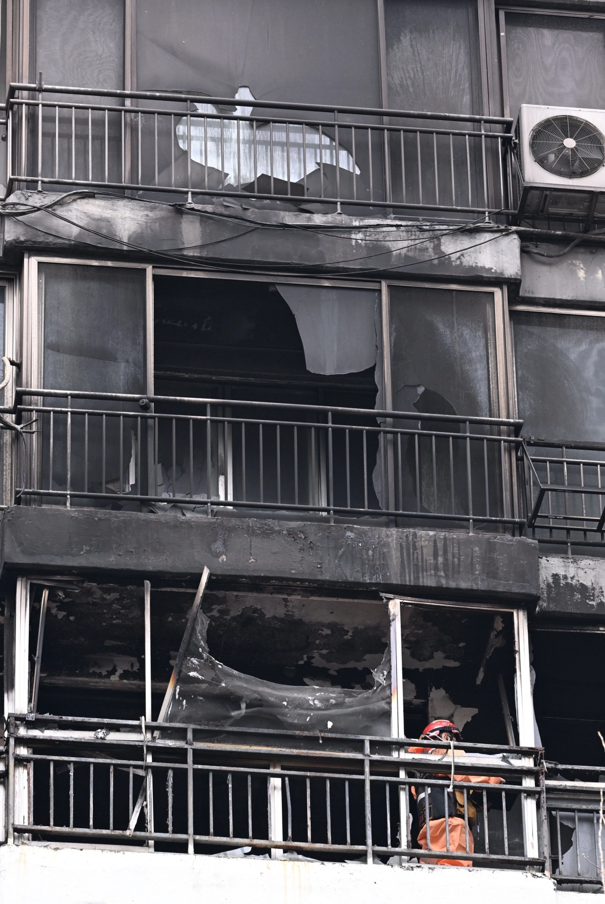 소방관계자가 24일 오전 화재가 발생한 서울 강남구 대치동 은마아파트에서 화재 원인 조사를 위한 합동 감식을 하고 있다. 2026.2.24 도준석 전문기자